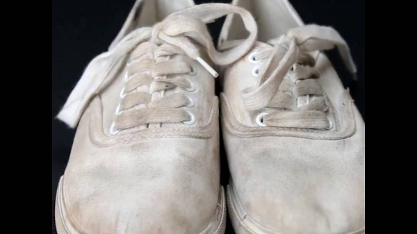 Mẹo giặt giày vải để không bị bay màu và mau cũ.