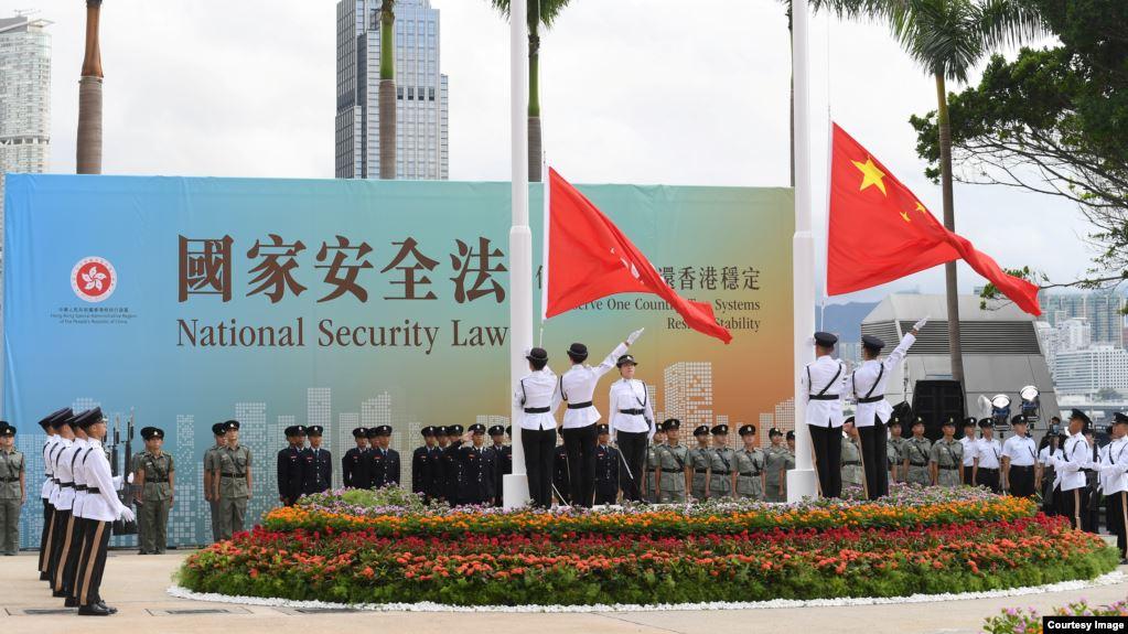 资料照：香港当局在港区国安法颁布数小时后举行回归周年升国旗仪式（香港政府2020年7月1日照片）