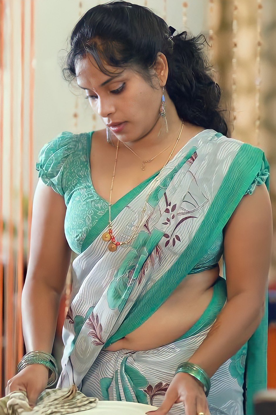 Telugu Short film Rani hot aunty in blue saree navel press