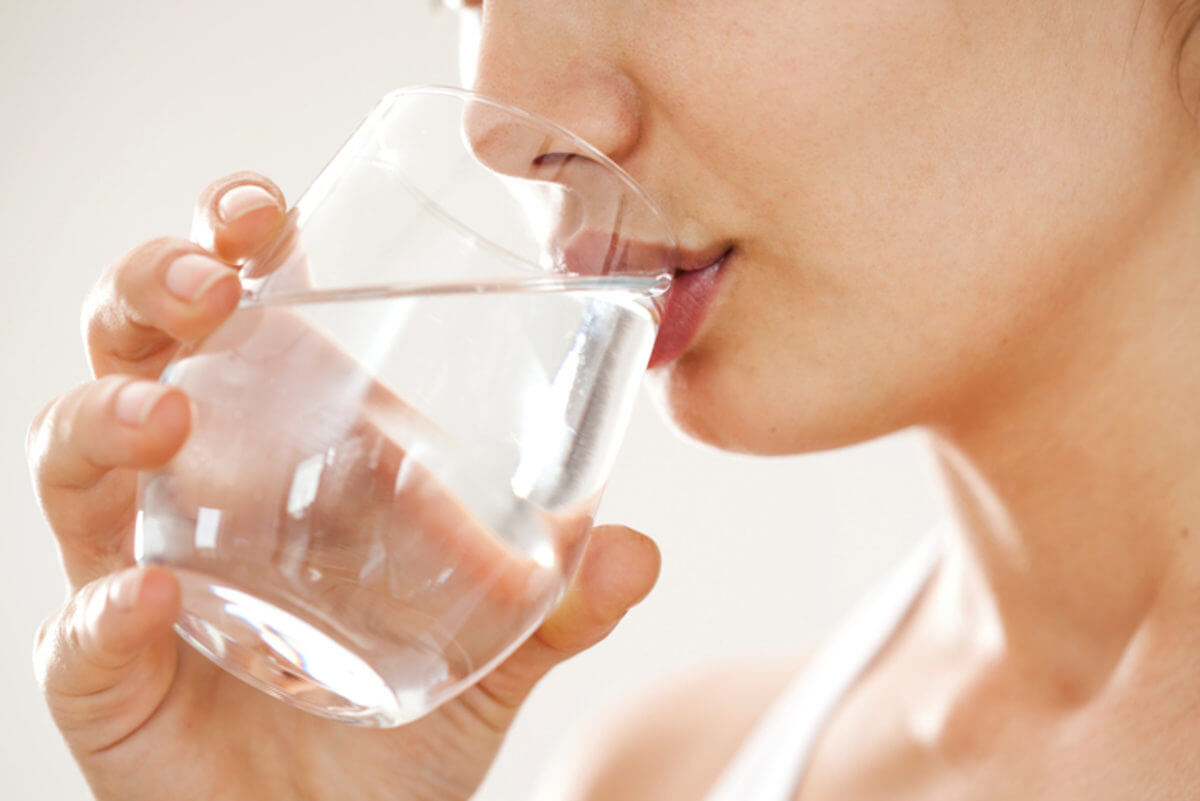 1. ดื่มน้ำสะอาดให้เพียงพอต่อร่างกาย