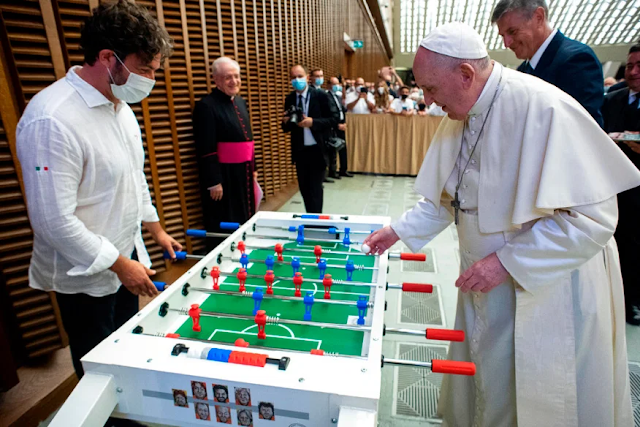 Đức Thánh Cha Phanxicô vội vã đến bàn Foosball (Bi lắc) sau giờ tiếp kiến chung