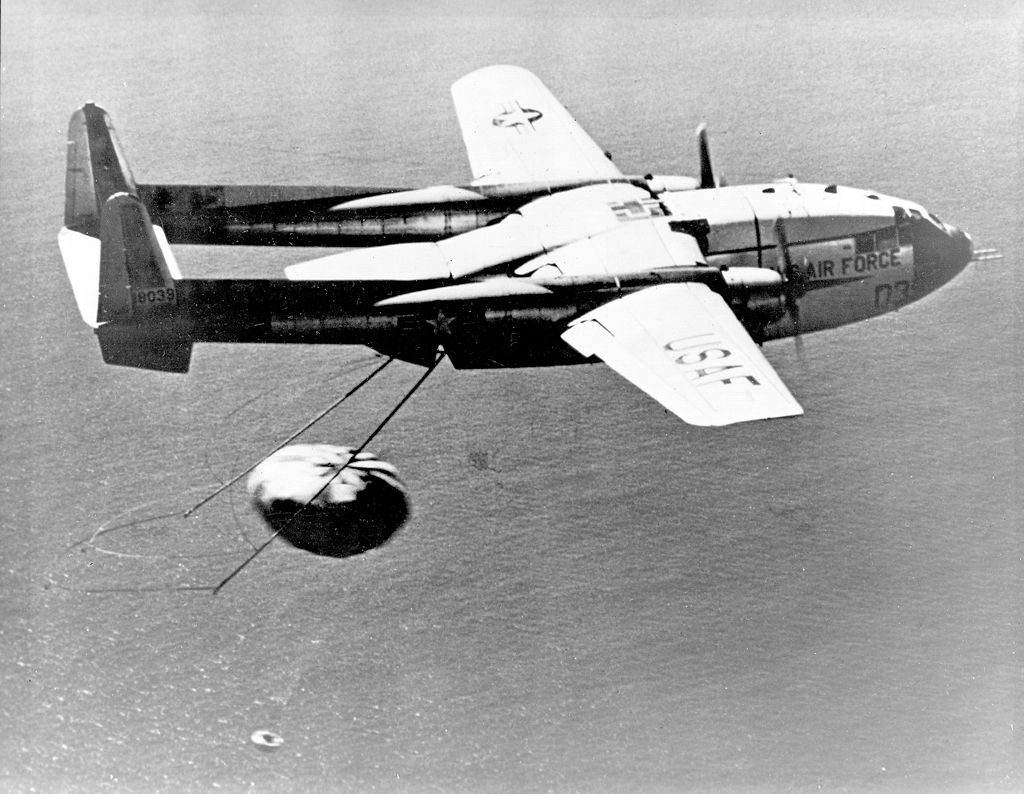 Самолет ВВС США ловит капсулу полезной нагрузкой CORONA