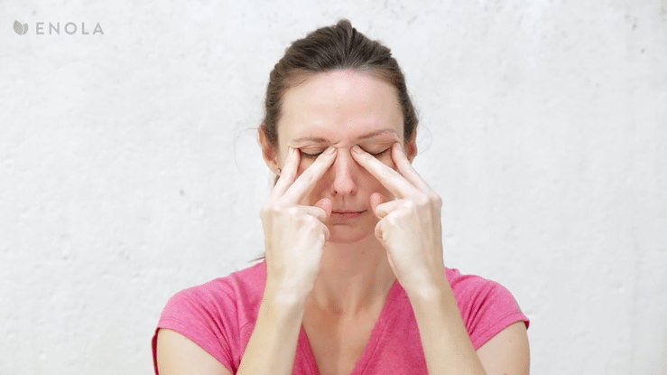 Yoga facial para reducir ojeras