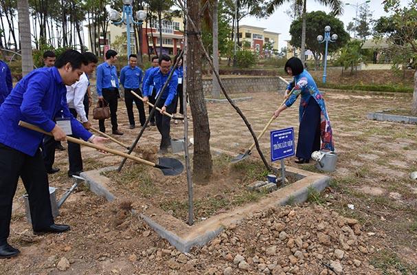 https://moj.gov.vn/qt/tintuc/PublishingImages/2019/Thang%206/Dang%20Doan%20the/15.06.2019%20DTN%20toa%20dam/15.06.2019%20dtn%20toa%20dam%20(14).jpg