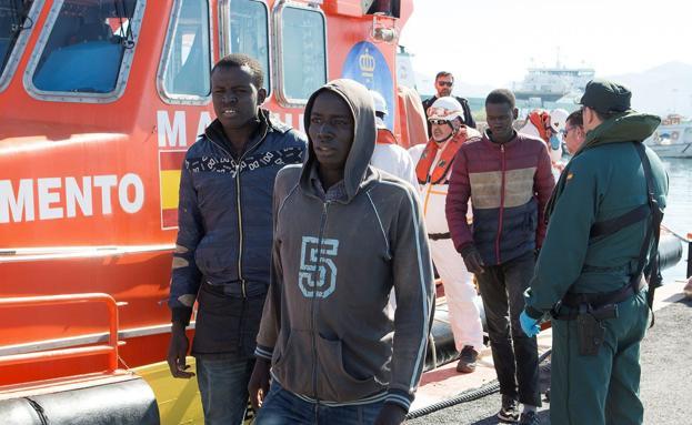 Varios migrantes llegan a EspaÃ±a tras ser rescatados./