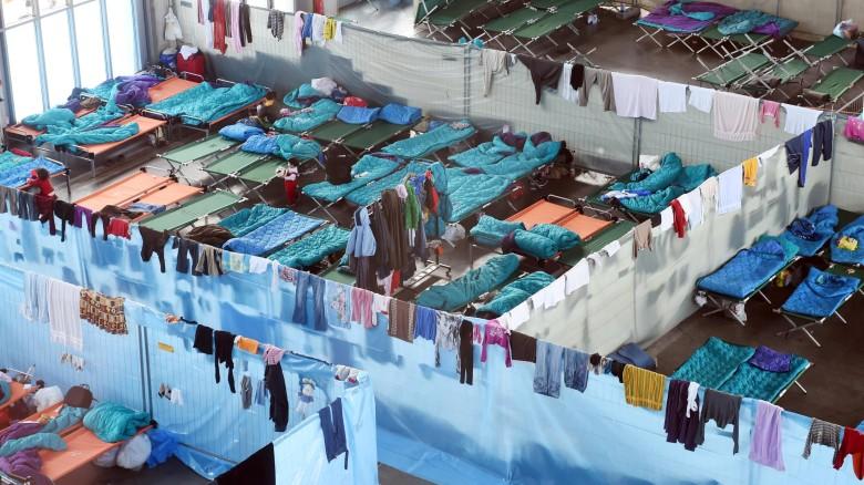 
Seit Monaten sind immer wieder Flüchtlingsunterkünfte überfüllt , wie hier in Bruchsal (Baden-Württemberg) – dann müssen Notunterkünfte eingerichtet werden
