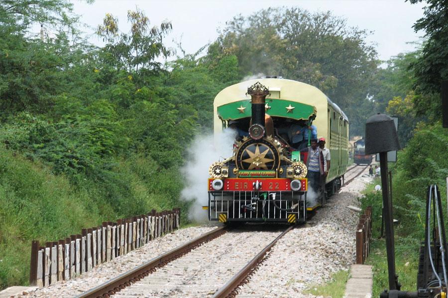 A train on the tracks

Description automatically generated