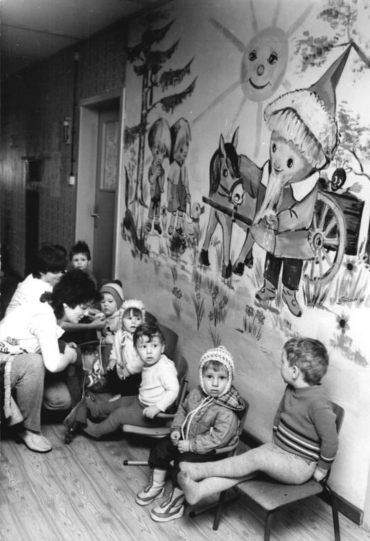 На стене детского сада ГДР изображен Песочный человек